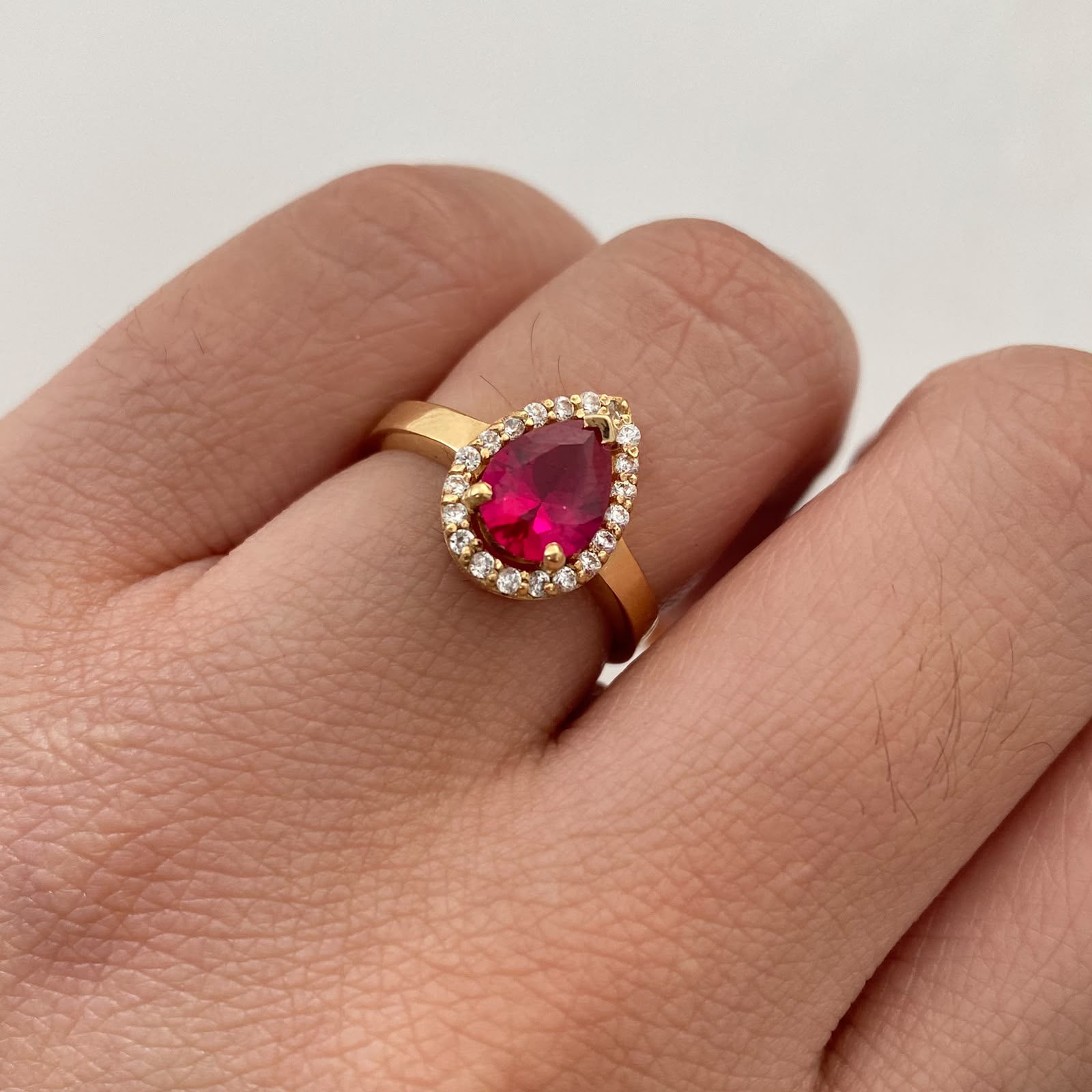 Anillo Circon Gota Fucsia Oro amarillo 18k / Talla 5 1/2 / 4,5 Gr / 2,5 mm