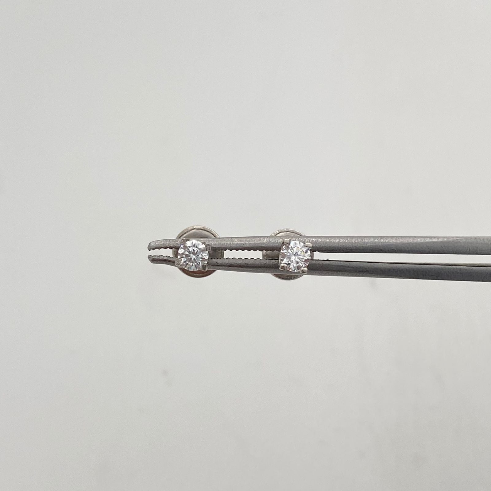 Topos circon blanco  Oro blanco 18k 0,6 Gr / 3 mm
