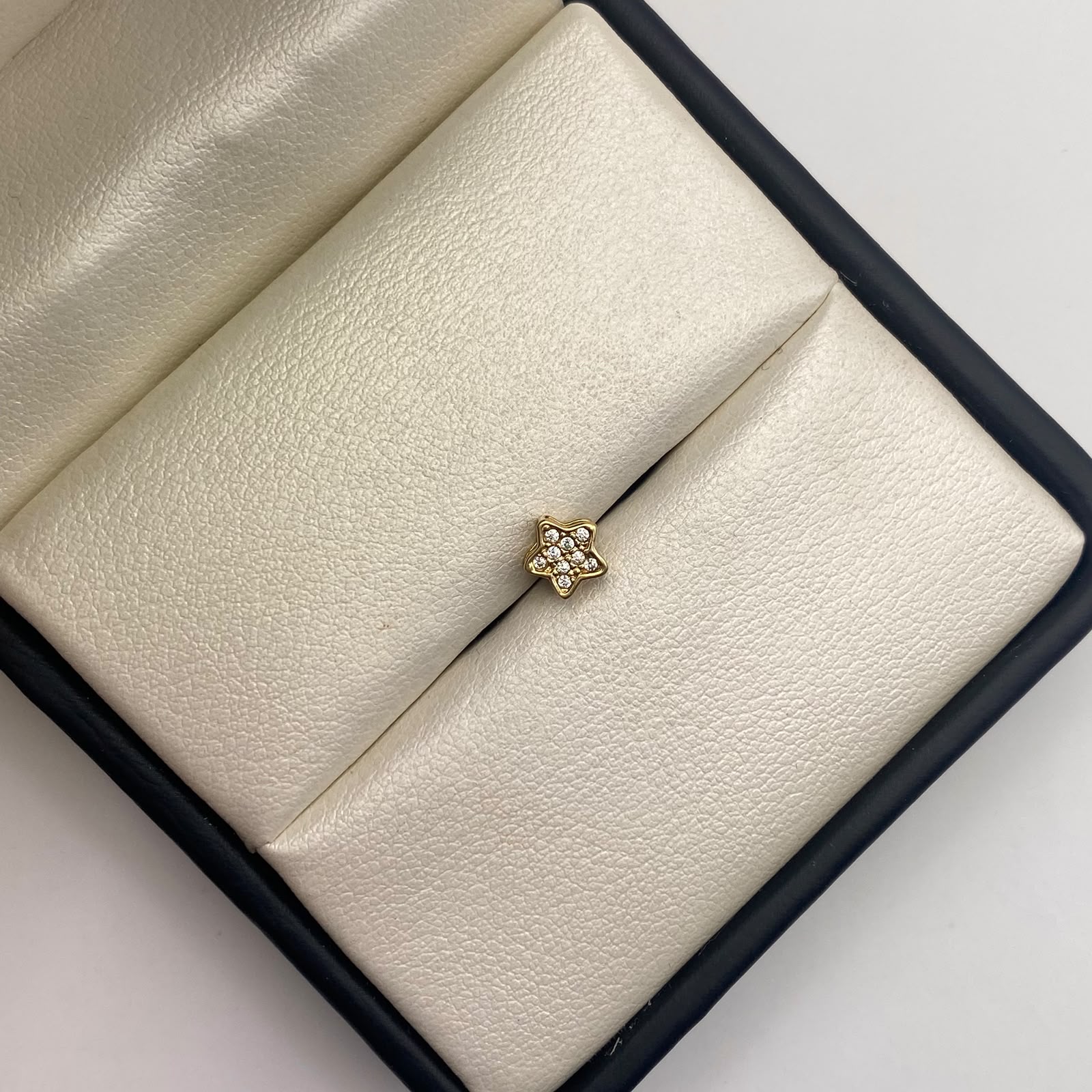 Herraje estrella circones blancos Oro amarillo 18k 0,49 Gr / 0,5 Cm