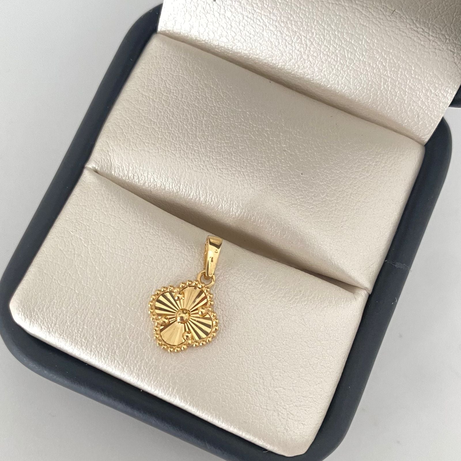 Dije It trebol diamantado Oro amarillo 18k +4 / 0,95 Gr / 1,5 Cm