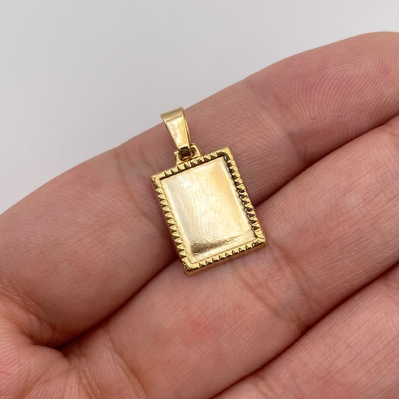 Dije placa fotograbado Oro amarillo 18k 0,8 Gr / 11,25 mm / 2 Cm