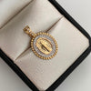 Dije Redondo Casting Blanco Virgen Milagrosa Oro amarillo y Oro blanco 18k 2,4 Gr / 15,9 mm / 2,6 Cm