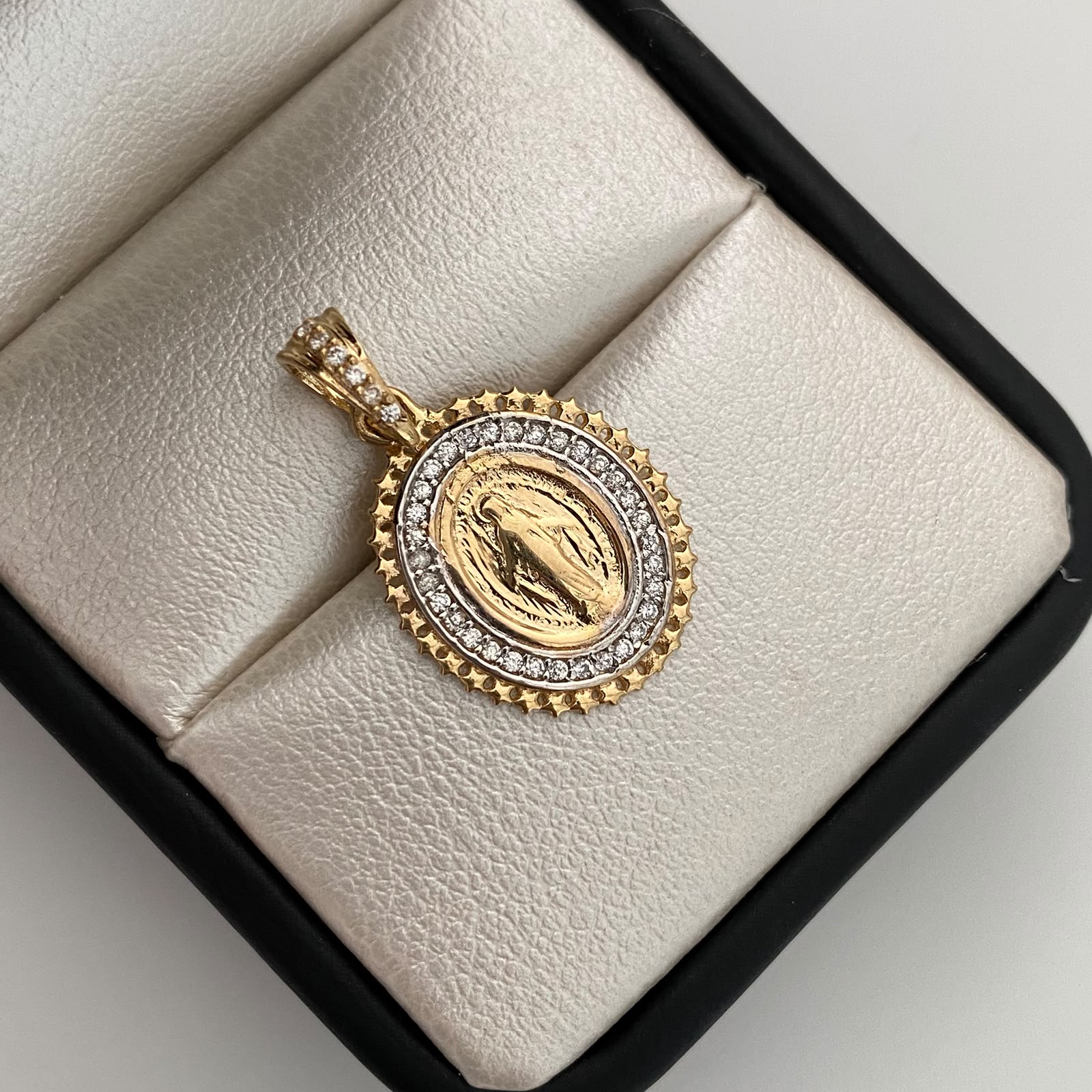 Dije Redondo Casting Blanco Virgen Milagrosa Oro amarillo y Oro blanco 18k 2,4 Gr / 15,9 mm / 2,6 Cm