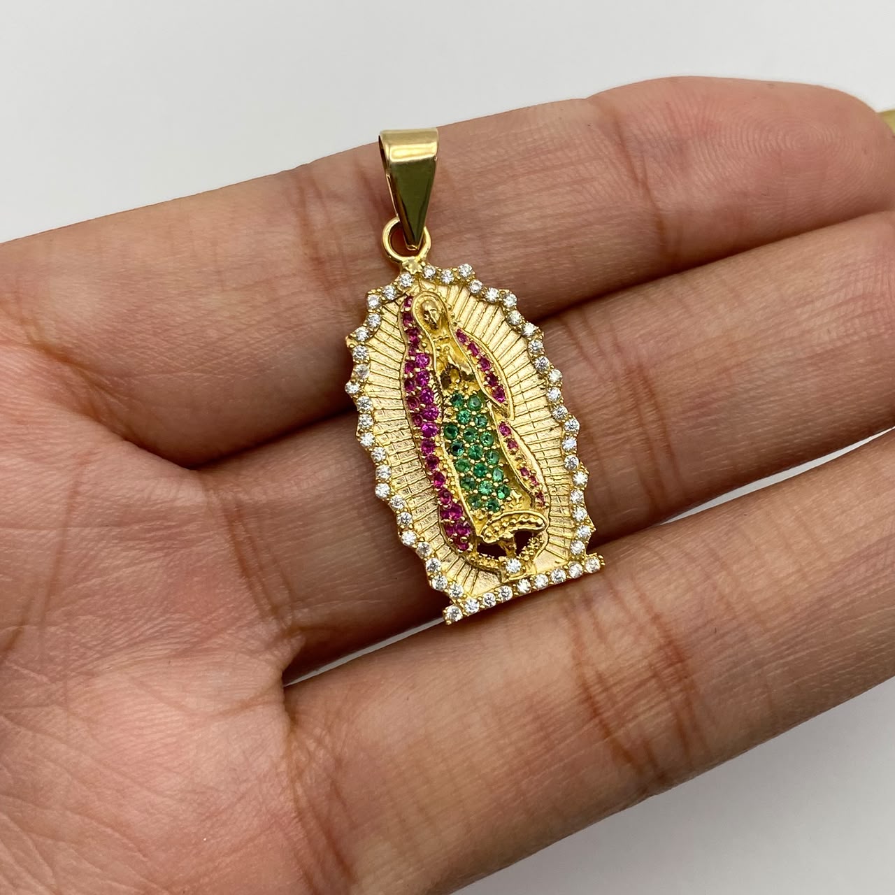 Dije Virgen de guadalupe circones multicolor Oro amarillo 18k 4,65 Gr / 14,6 mm / 3,3 Cm