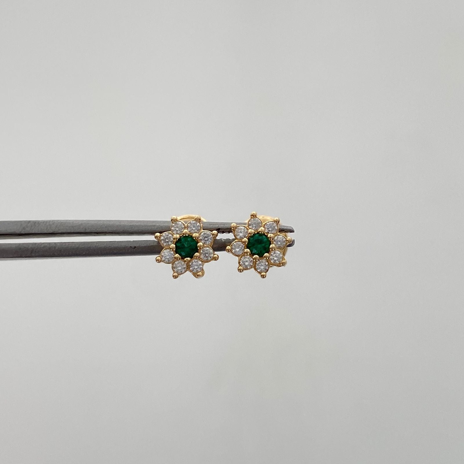 Topos Tipo Flor casting verde y blanco Oro amarillo 18k 0,85 Gr / 6 mm