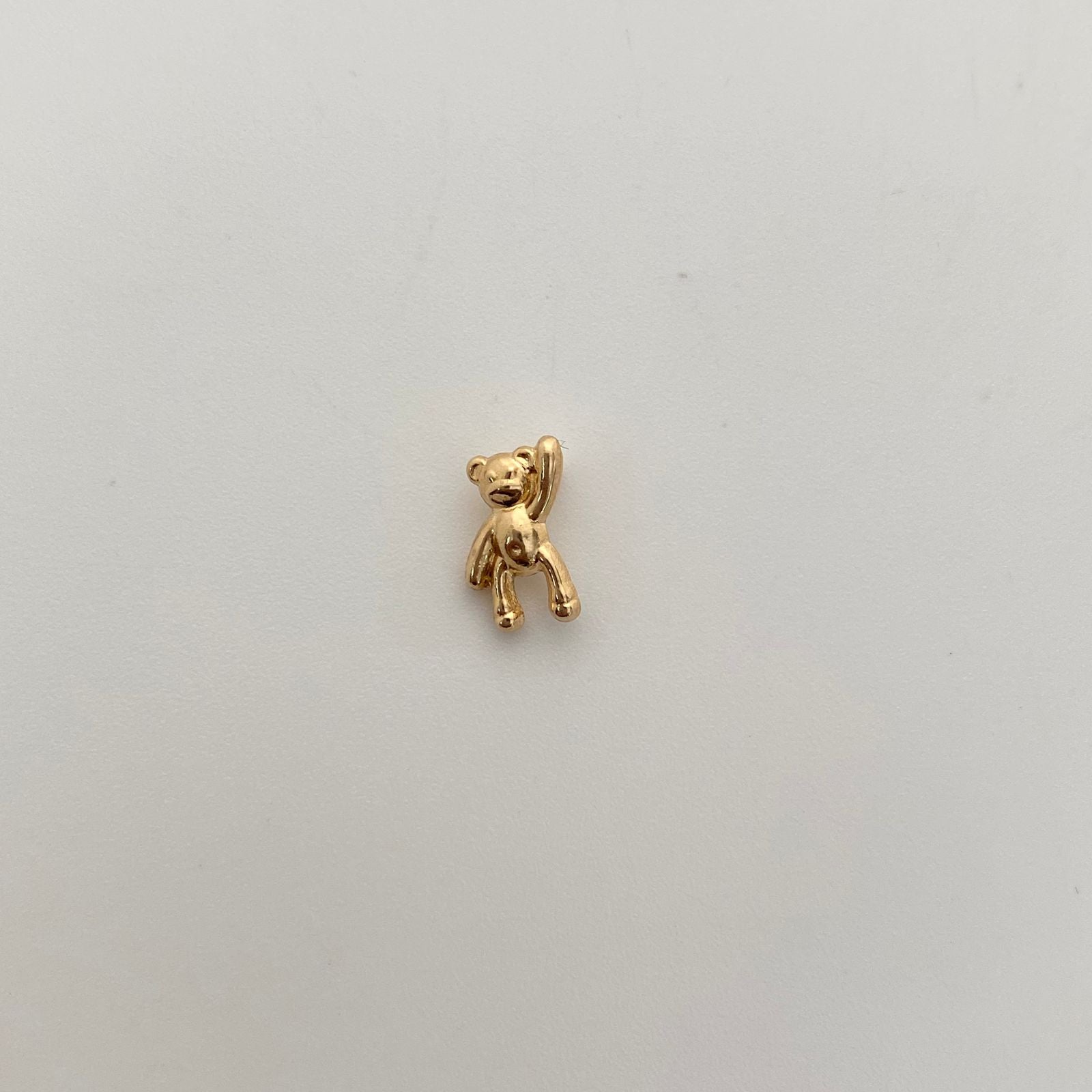 Dije Oso Mano Alzada Oro amarillo 18k 0,35 Gr / 6,1 mm / 1 Cm