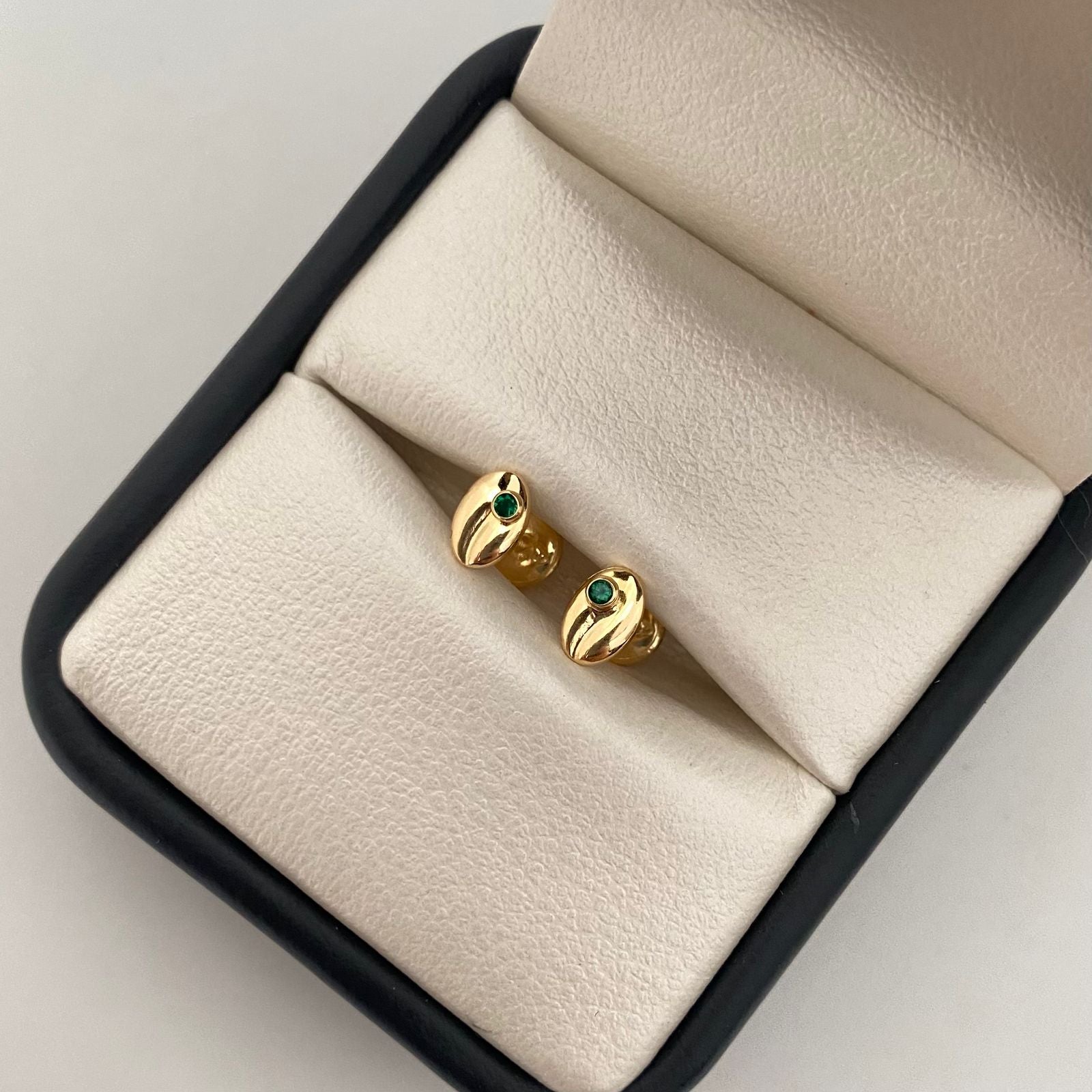 Topos grano de cafe circon verde Oro amarillo 18k 0,70 Gr / 7,7 mm