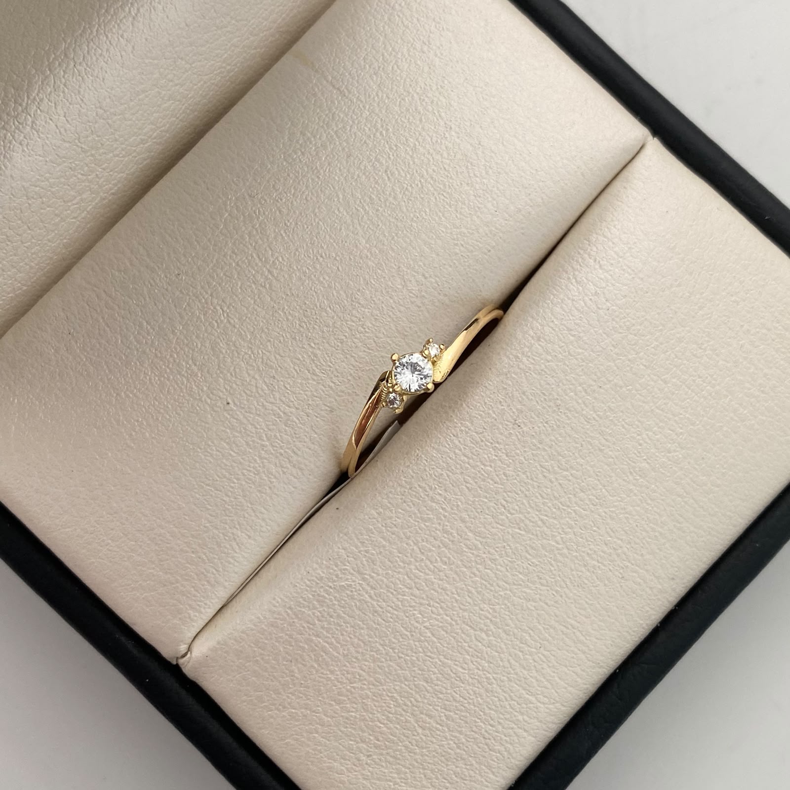 Anillo Solitario Oro amarillo 18k / Talla 8 / 1,05 Gr / 1,2 mm