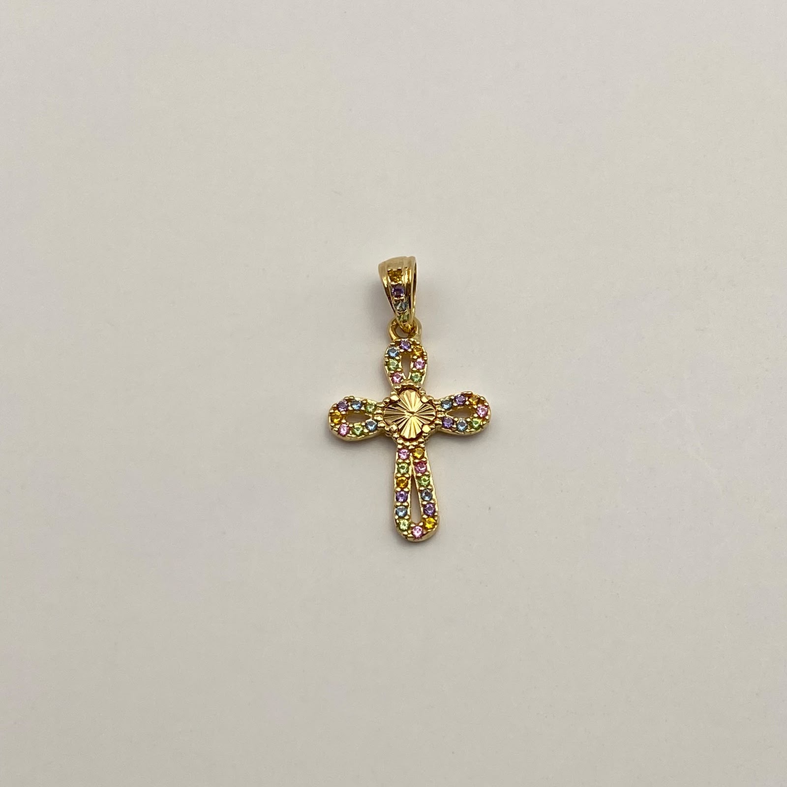 Dije Cruz trebol diamantado circones multicolor Oro amarillo 18k 1,3 Gr / 13,6 mm / 2,4 Cm