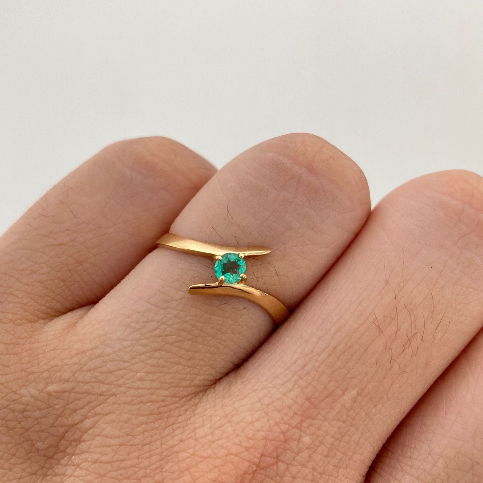 Anillo Solitario esmeralda doble Oro amarillo 18k / Talla 6 1/2 / 1,4 Gr / 2,1 mm