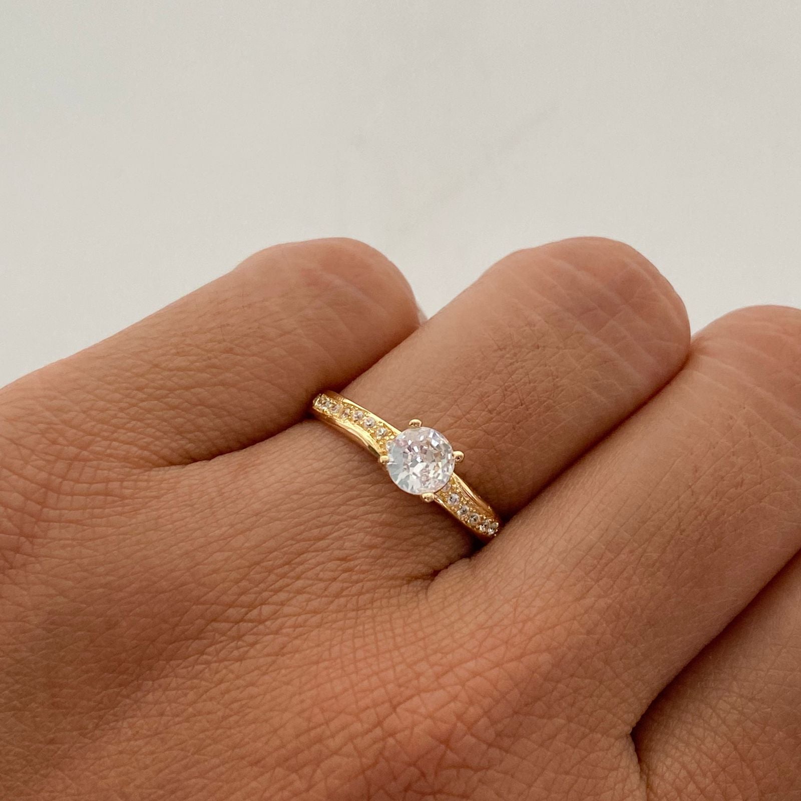 Anillo Solitario Oro amarillo 18k / Talla 6 / 2,1 Gr / 2,6 mm
