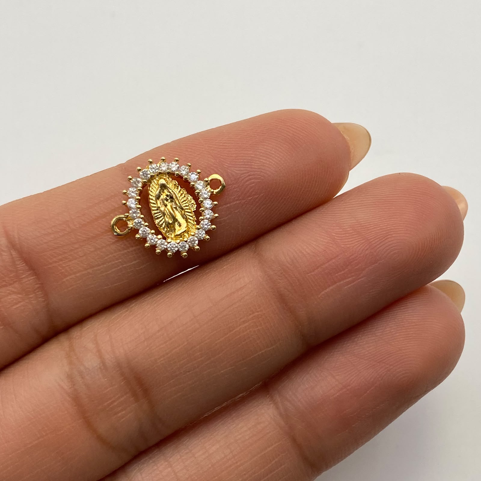 Herraje Virgen de Guadalupe Casting Blanco Oro amarillo 18k 1,3 Gr / 1,5 Cm