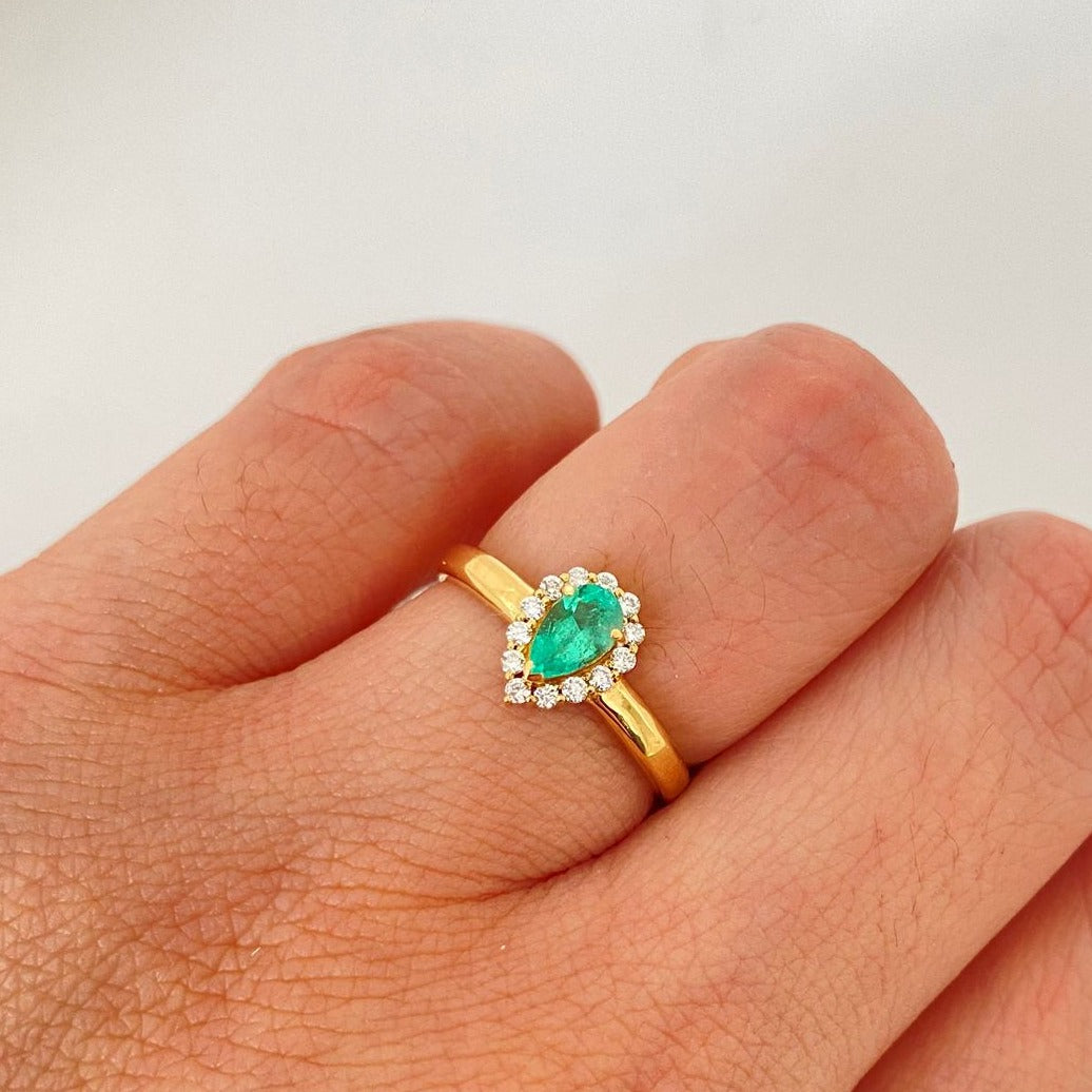 Anillo Solitario Esmeraldas y diamantes  Oro amarillo 18k / Talla 6 1/2 / 2,45 Gr / 2,4 mm