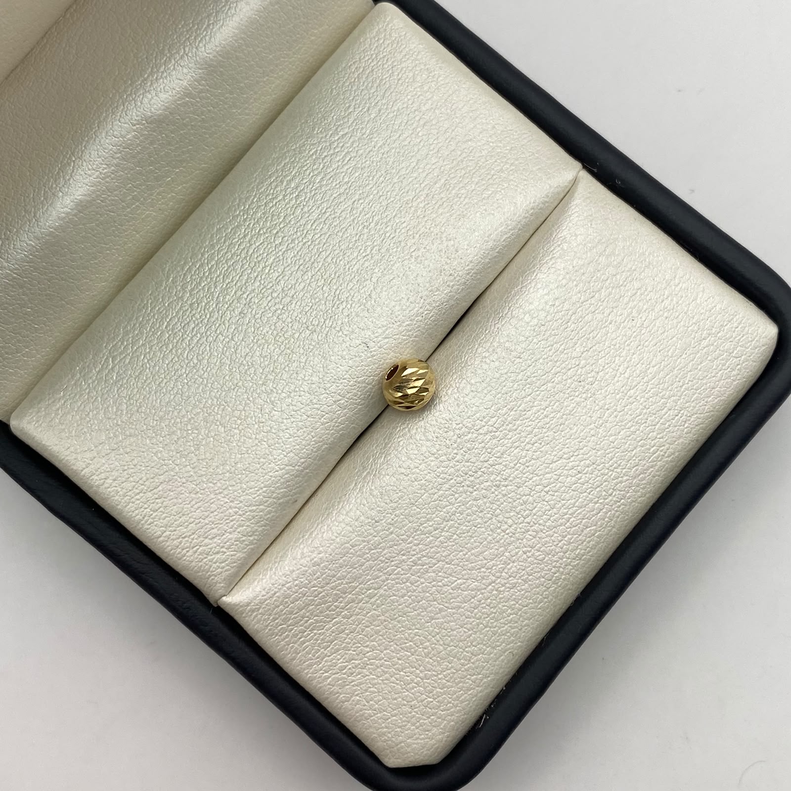 Bola Diamantada 6mm Oro amarillo 18k 0,15 Gr