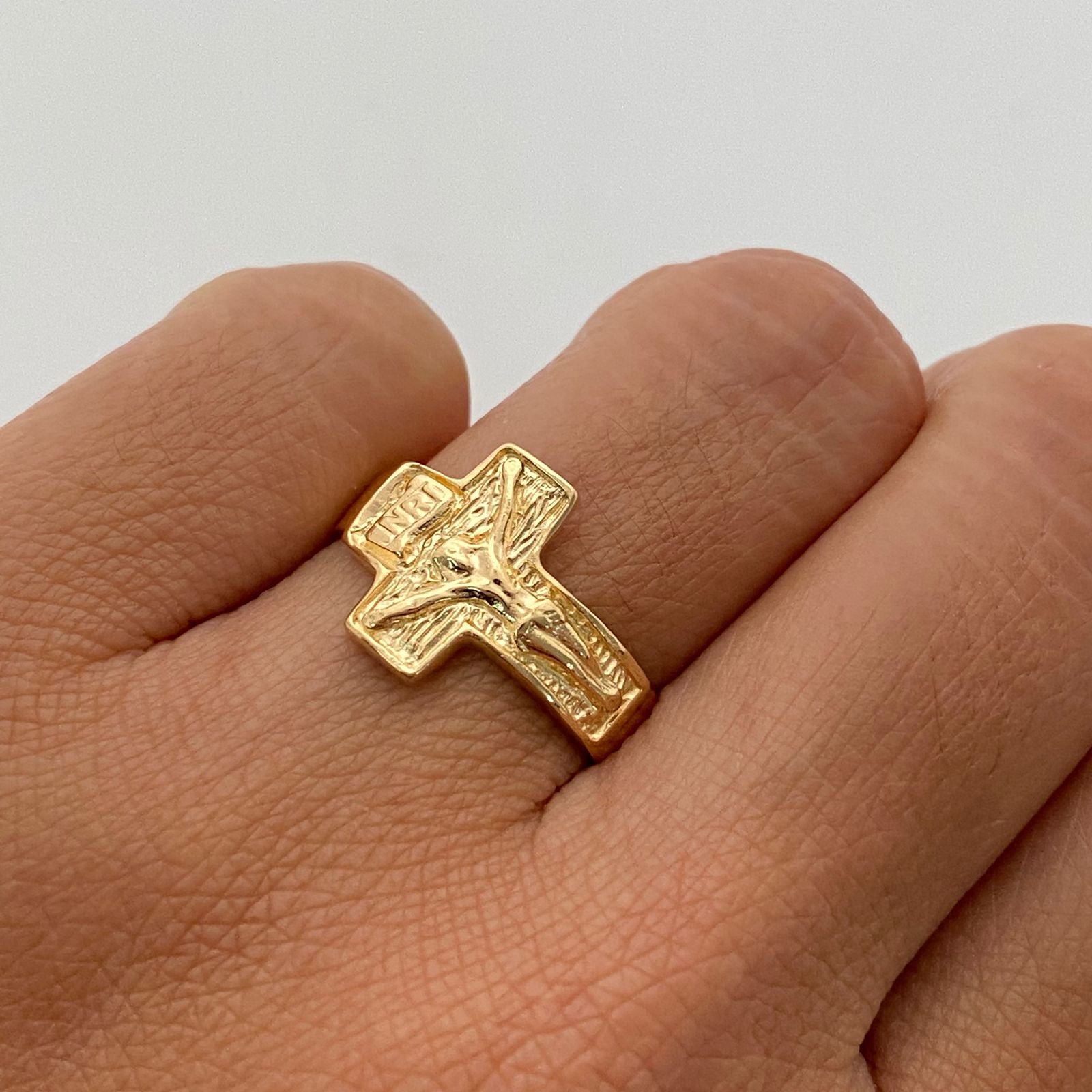 Anillo Cruz Cristo Oro amarillo 18k / Talla 8 / 2,85 Gr / 3,9 mm