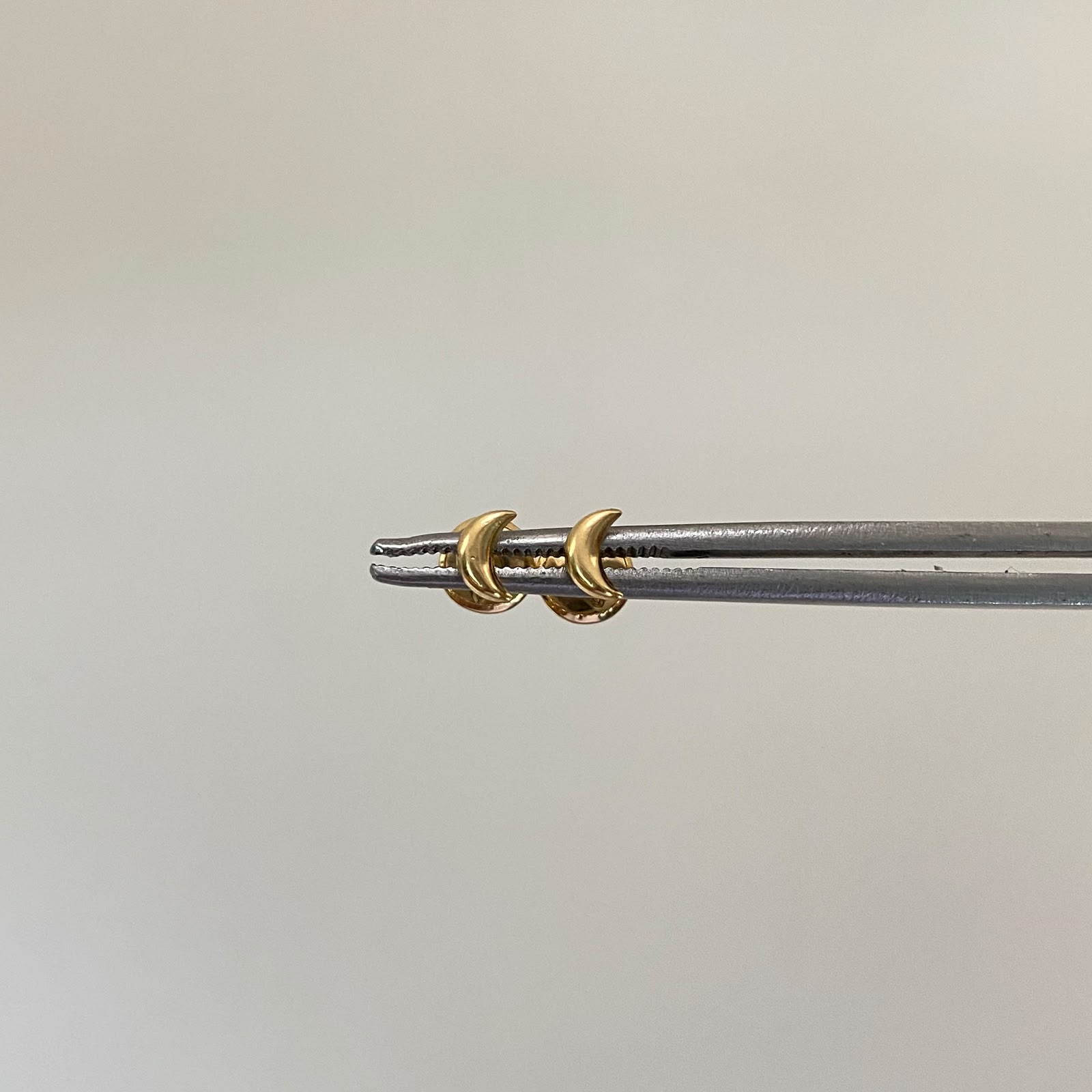 Topos media luna lisa  Oro amarillo 18k 0,4 Gr / 5 mm
