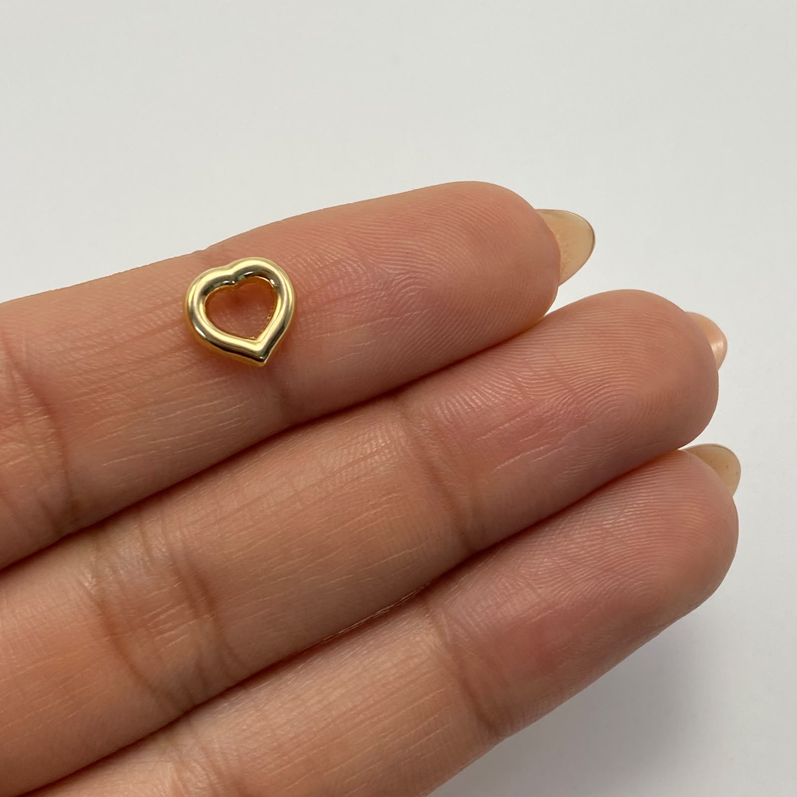 Herraje Corazon silueta pasante Oro amarillo 18k 0,3 Gr / 0,8 Cm