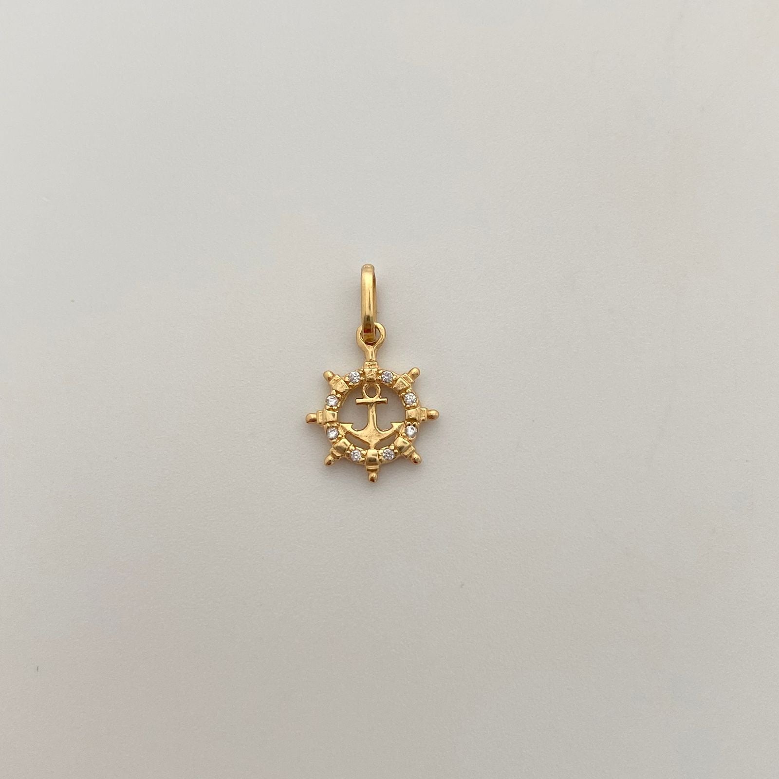 Dije Timon y ancla circones blancos Oro amarillo 18k 1 Gr / 11,6 mm / 1,51 Cm