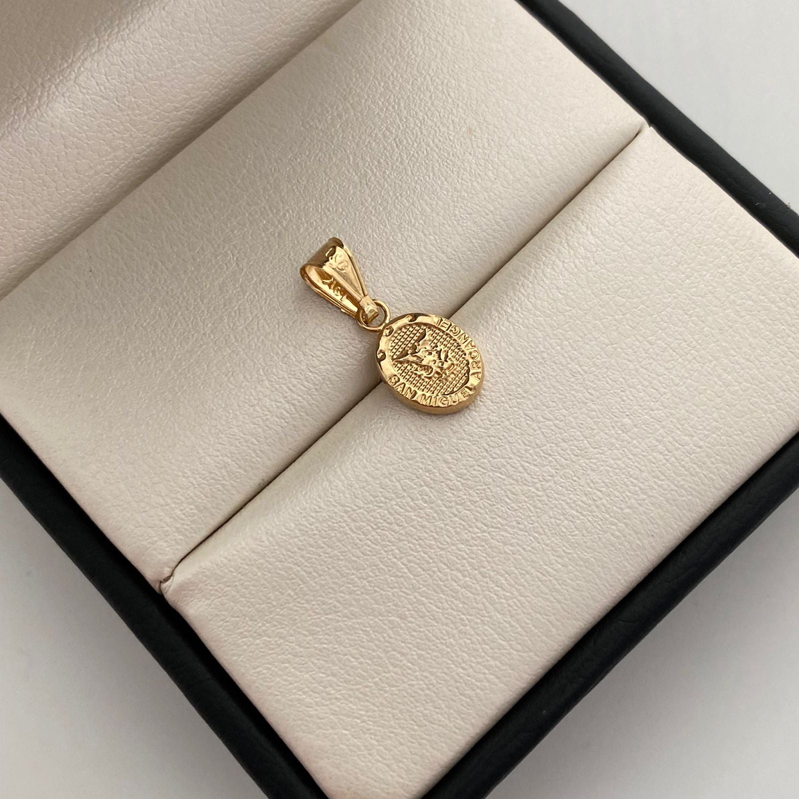 Dije San Miguel Oro amarillo 18k 0,8 Gr / 10,5 mm / 2 Cm
