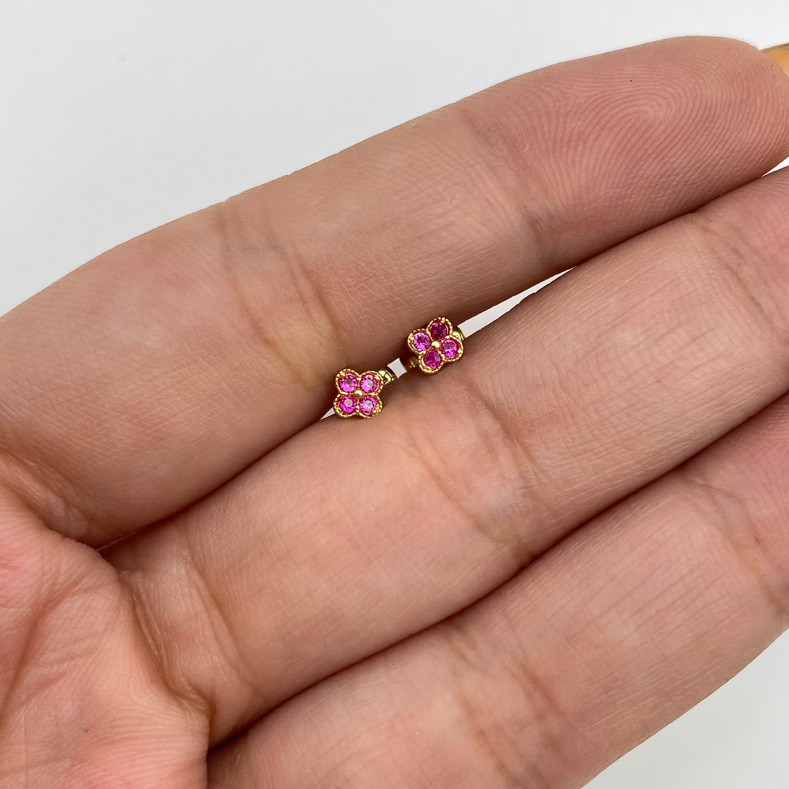 Topos mini flor circones fucsia Oro amarillo 18k 0,6 Gr / 4,5 mm