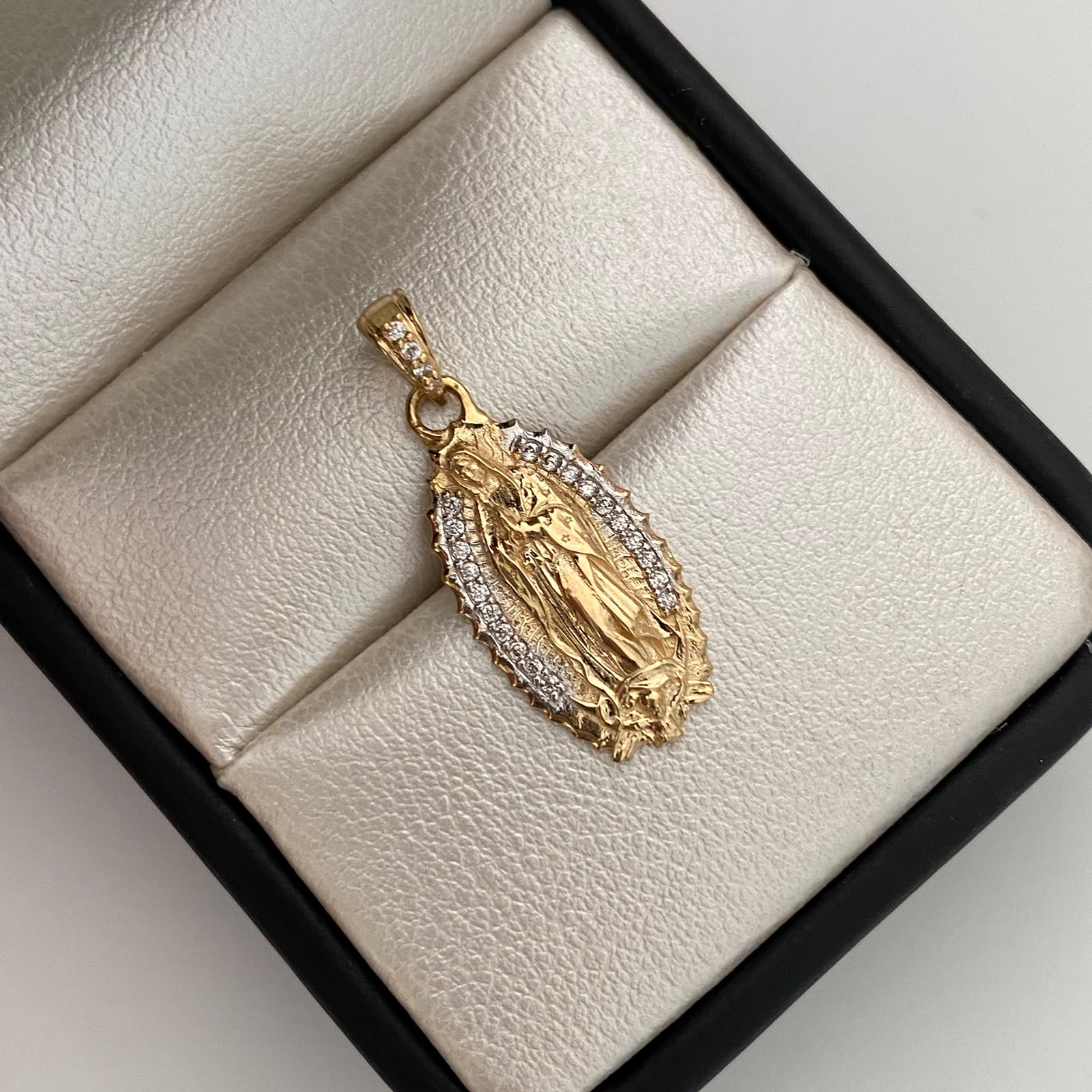 Dije Virgen de Guadalupe Silueta Casting Oro amarillo y Oro blanco 18k 2,05 Gr / 11,2 mm / 2,6 Cm