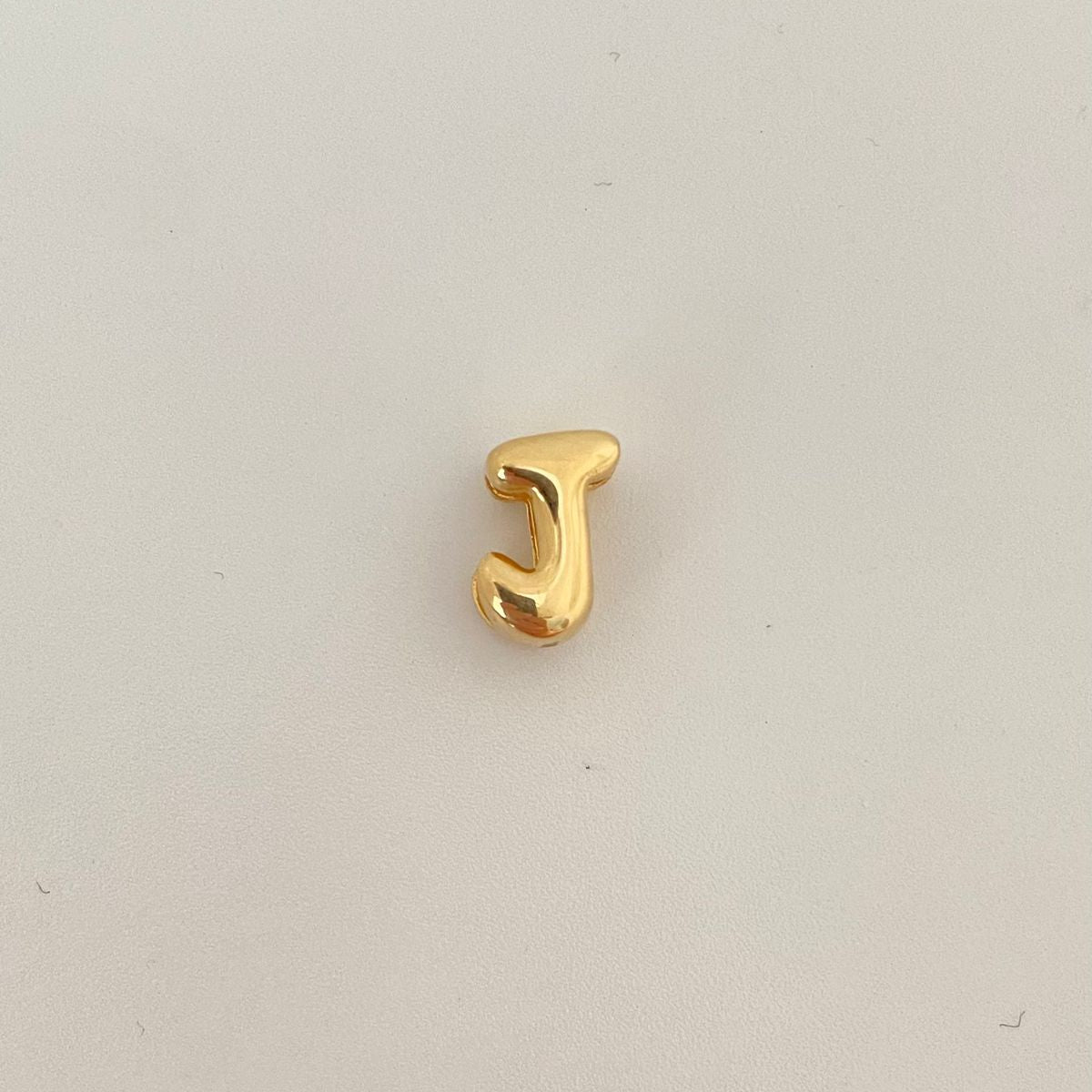 Dije It letra J (Joya) Oro amarillo 18k 0,70 Gr / 1,0 Cm