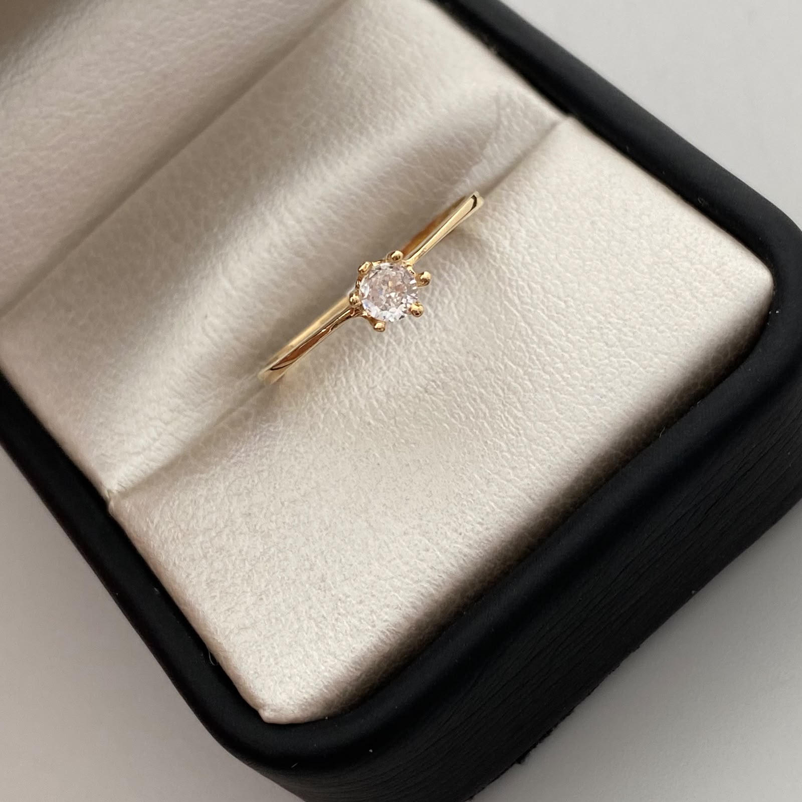 Anillo Solitario Oro amarillo 18k / Talla 8 / 1,15 Gr / 1,3 mm