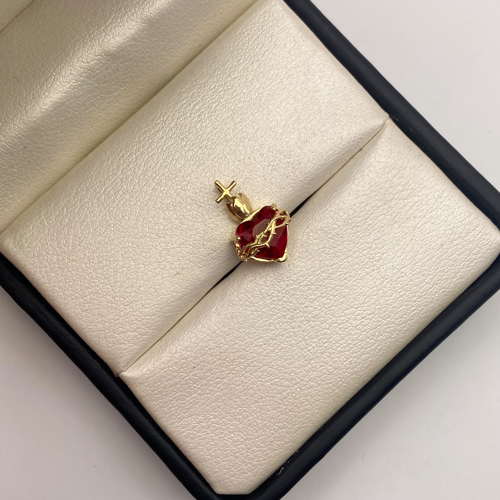 Dije sagrado corazón Oro amarillo 18k 1,72 Gr / 10,7 mm / 1,5 Cm