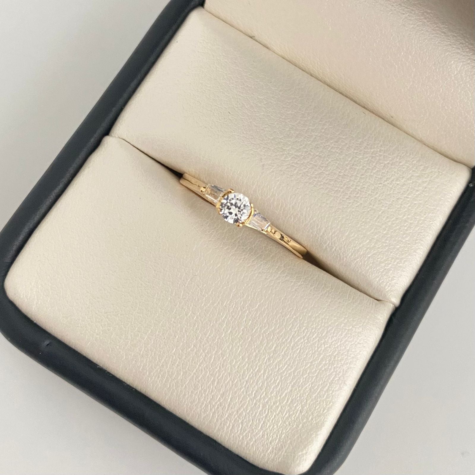 Anillo solitario circon blanco lateral baguet Oro amarillo 18k / Talla 5 1/4 / 1,45 Gr