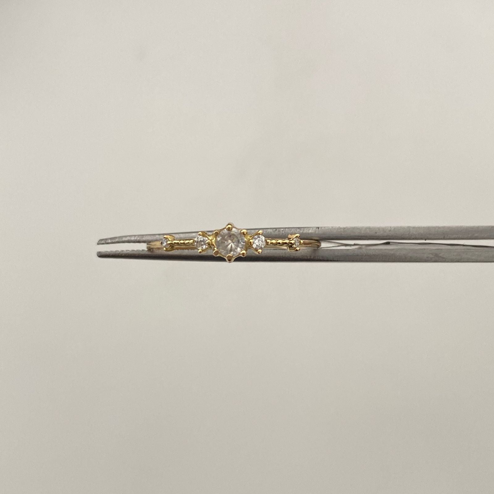Anillo Solitario Oro amarillo 18k / Talla 8 1/4 / 0,8 Gr / 0,9 mm