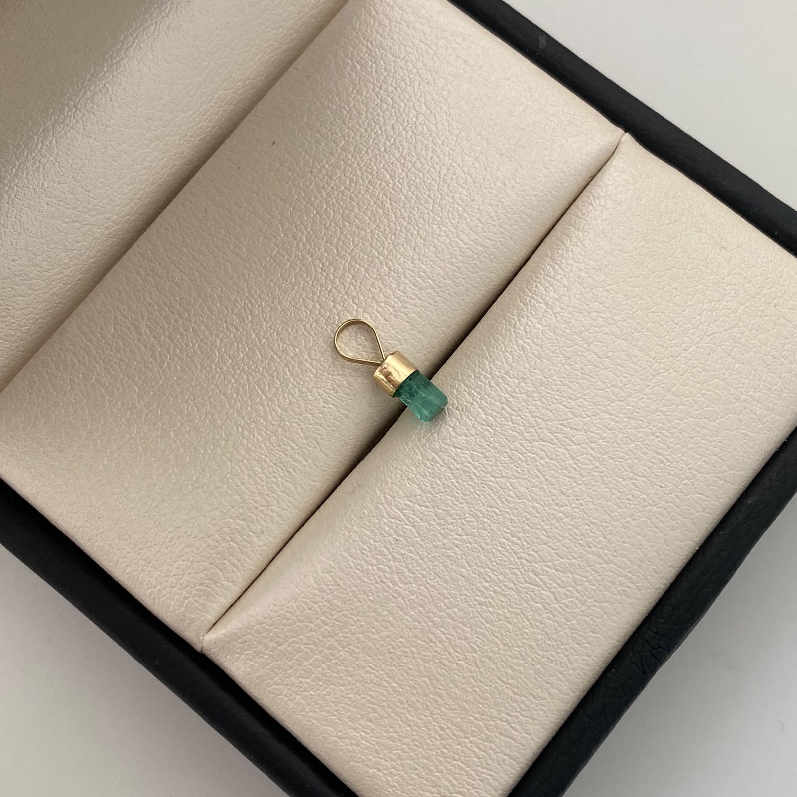 Dije Canutillo Esmeralda Oro amarillo 18k 0,2 Gr / 2,5 mm / 1 Cm