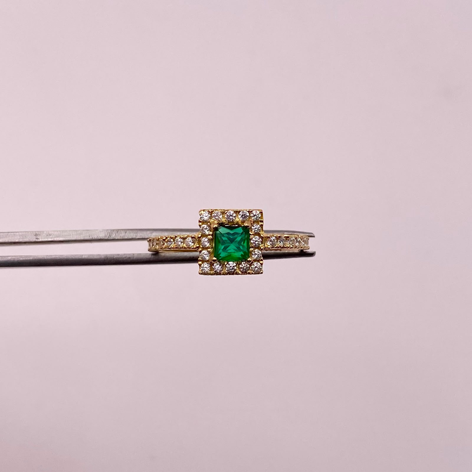 Anillo Solitario cuadrado Verde Oro amarillo 18k / Talla 7 / 2,4 Gr / 1,6 mm