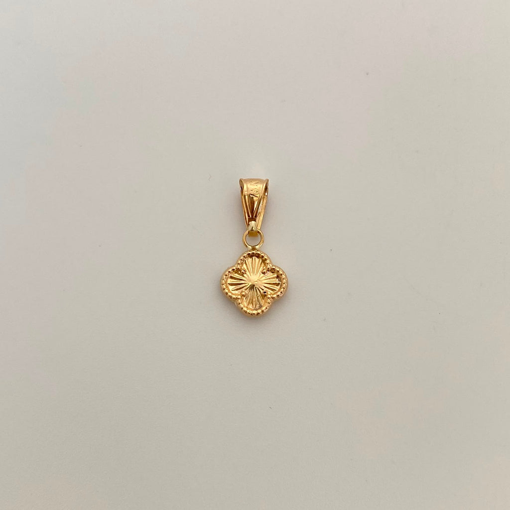 Dije Trebol Diamantado Oro amarillo 18k 0,55 Gr / 9,3 mm / 1,8 Cm