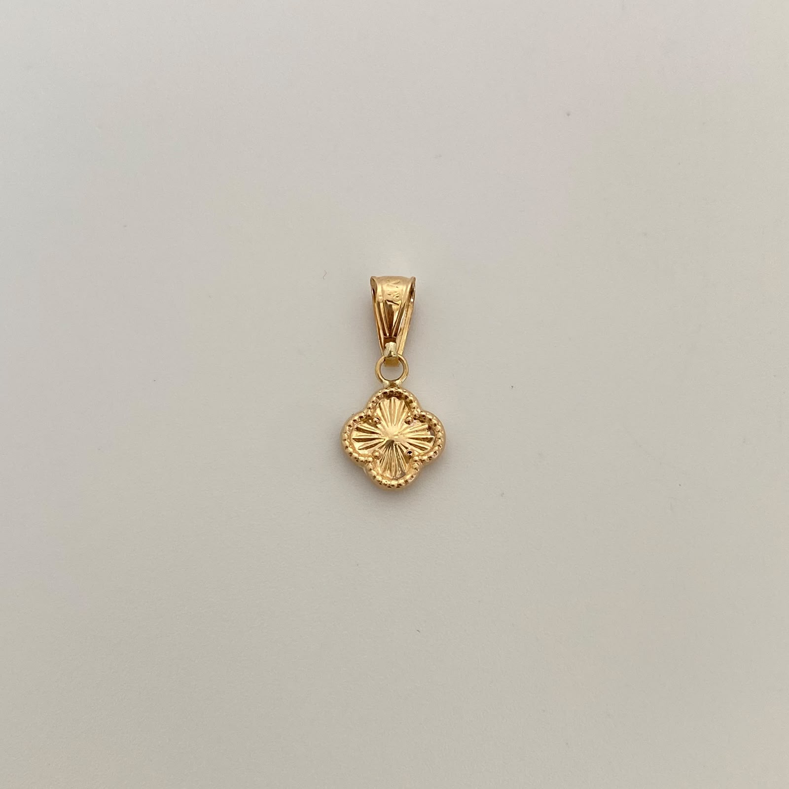 Dije Trebol Diamantado Oro amarillo 18k 0,55 Gr / 9,3 mm / 1,8 Cm