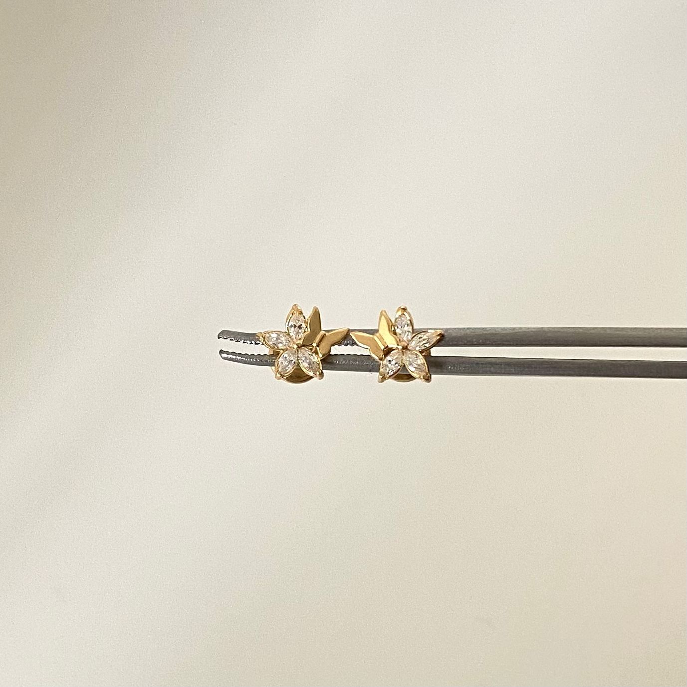 Topos flor punta mariposa Oro amarillo 18k 0,9 Gr / 7,2 mm
