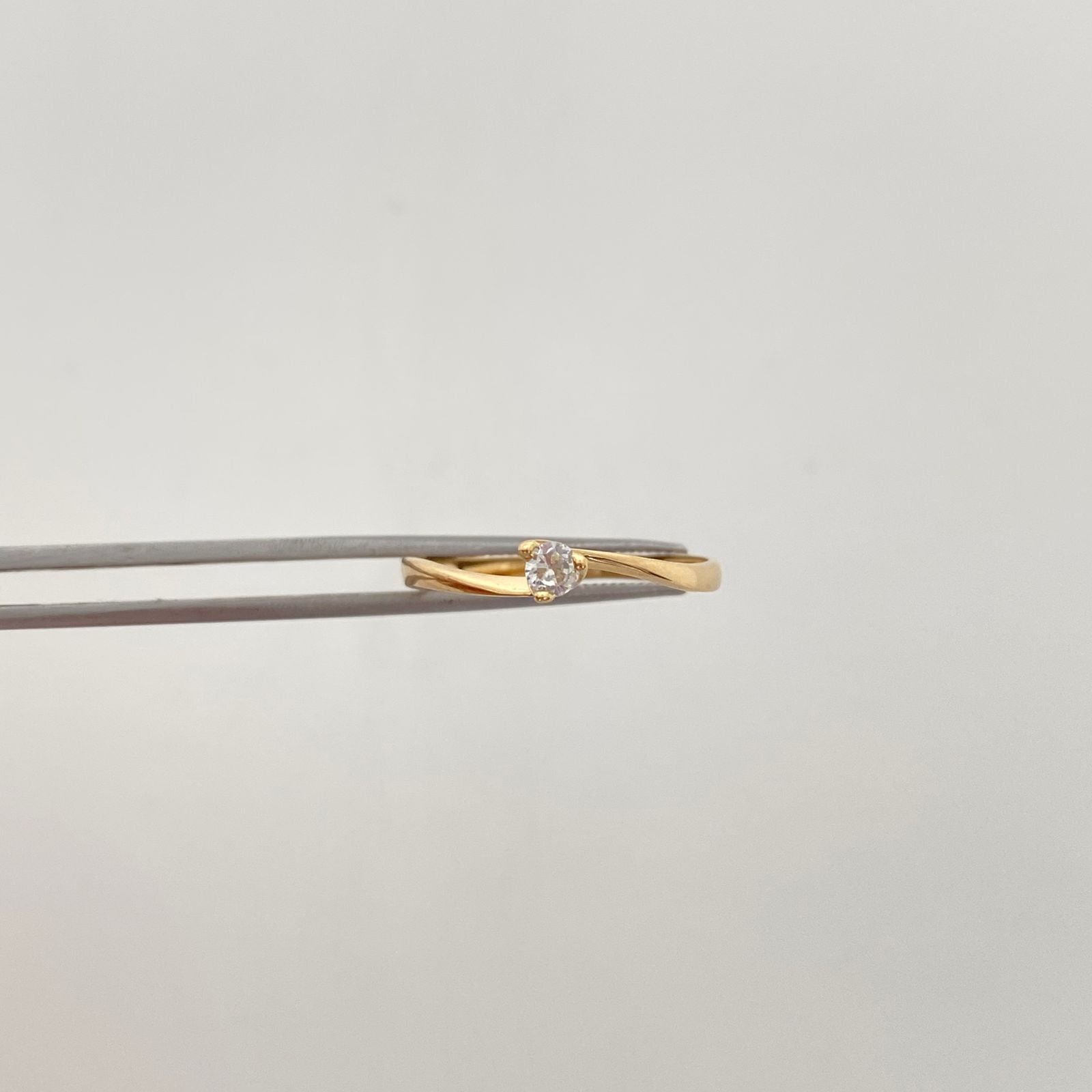 Anillo solitario con circones blancos  Oro amarillo 18k / Talla 5 1/2 / 1,2 Gr