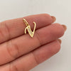 Dije letra V con circones blancos  Oro amarillo 18k 1 Gr / 8,65 mm / 1,7 Cm