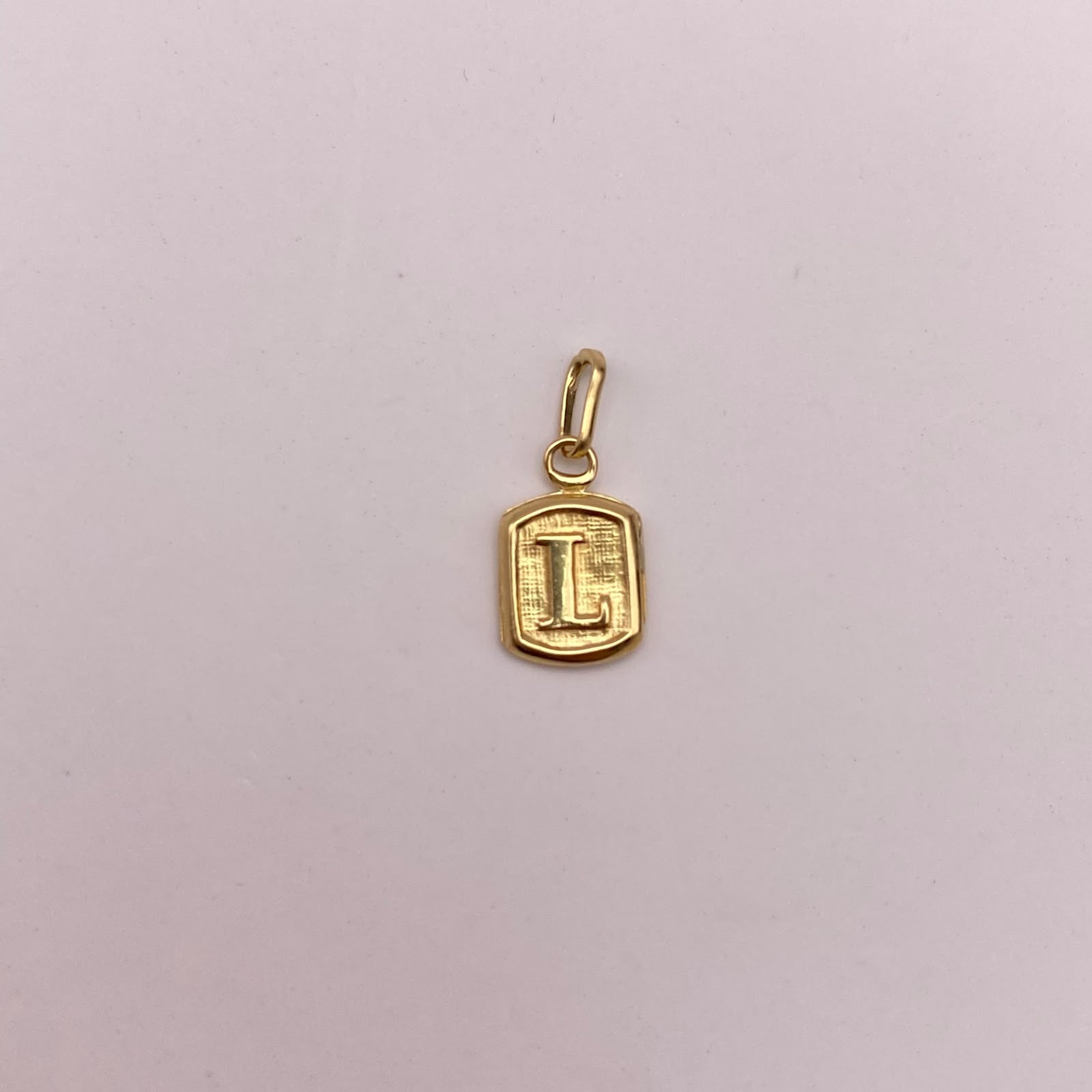 Dije letra L Oro amarillo 18k 0,35 Gr / 6,96 mm / 1,3 Cm