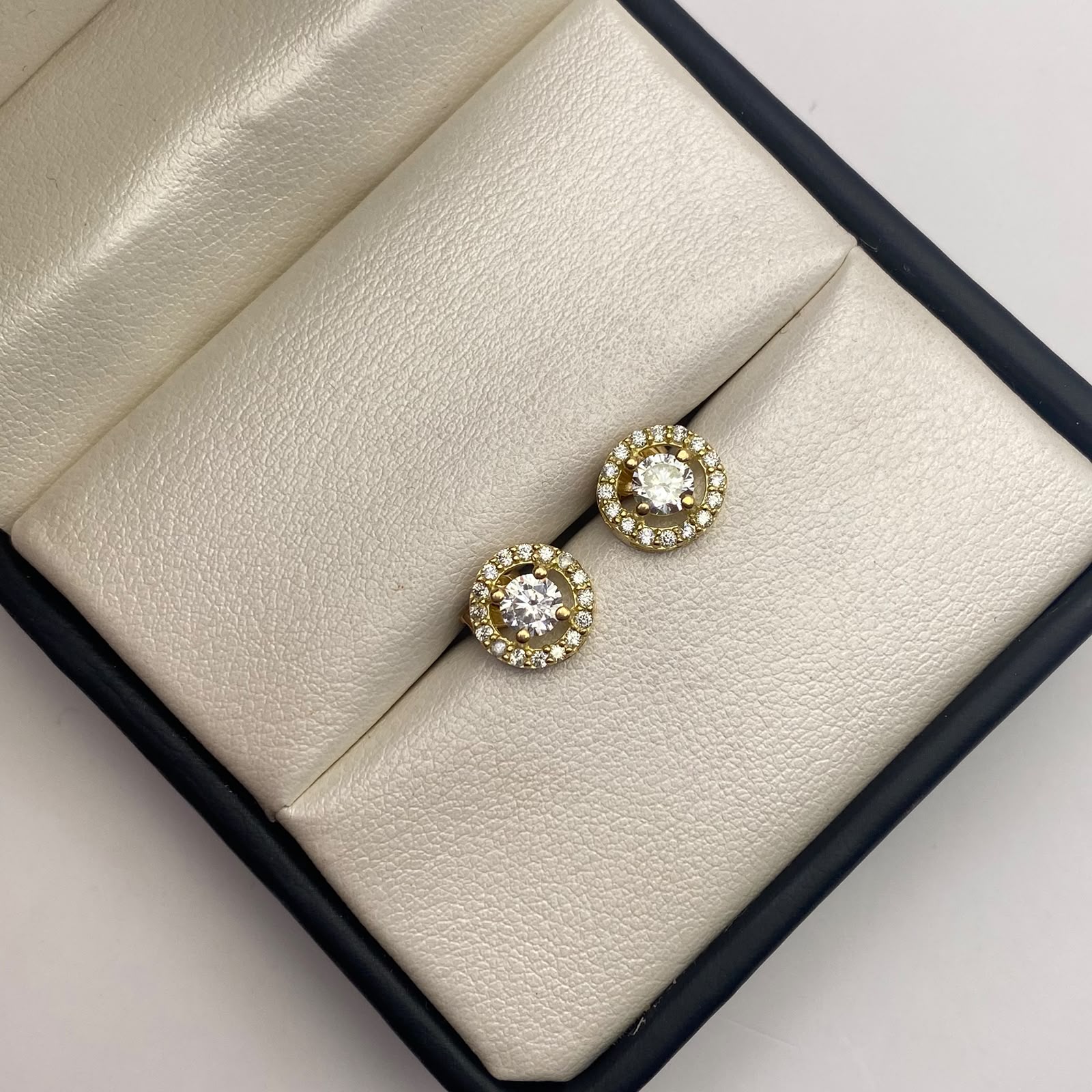 Topos redondo circones blancos Oro amarillo 18k 1,94 Gr / 9,25 mm