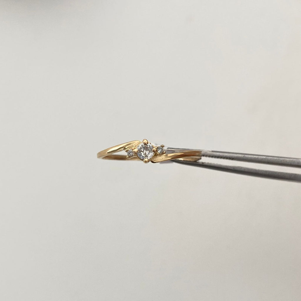 Anillo Solitario Oro amarillo 18k / Talla 5 1/2 / 0,95 Gr / 1,2 mm