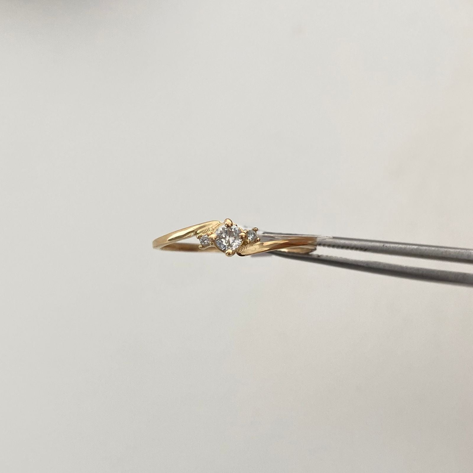 Anillo Solitario Oro amarillo 18k / Talla 5 1/2 / 0,95 Gr / 1,2 mm