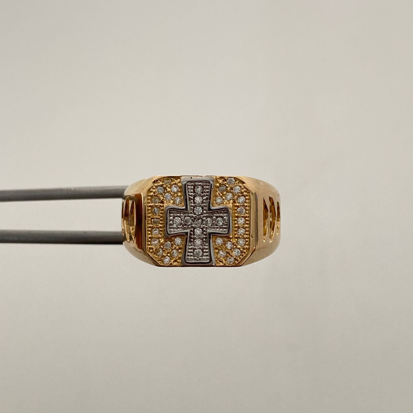 Anillo Cruz Casting Oro amarillo y Oro blanco 18k / Talla 9 / 6,15 Gr / 5,6 mm