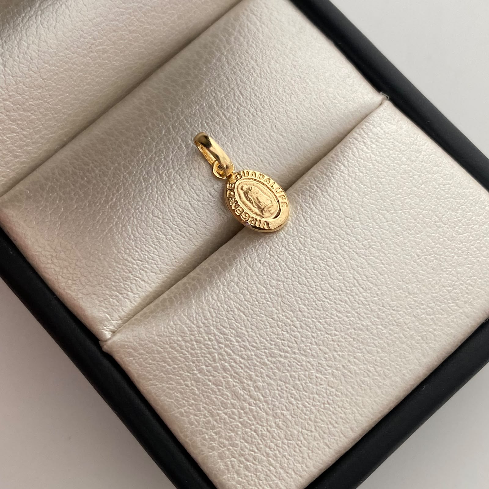 Dije Mini Virgen de Guadalupe Oro amarillo 18k 0,35 Gr / 6,3 mm / 1,4 Cm