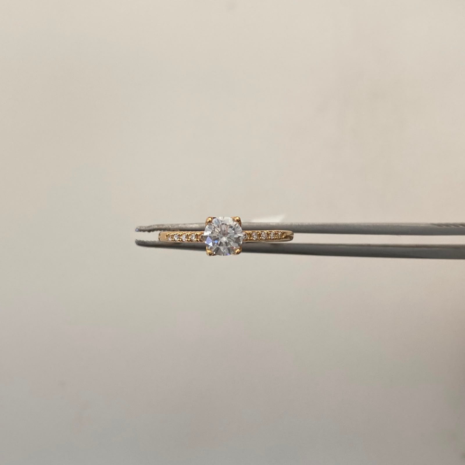 Anillo Solitario Oro amarillo 18k / Talla 7 / 1,4 Gr / 1,5 mm