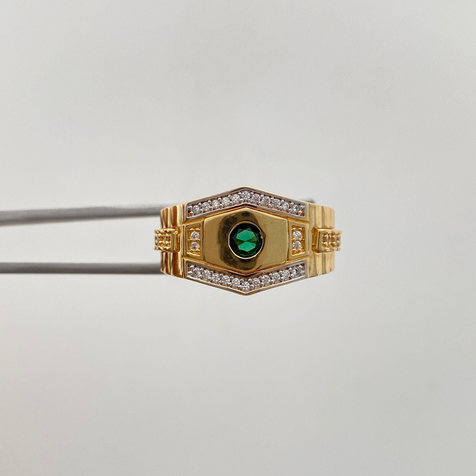 Anillo en puntas con circon verde y blancos  Oro amarillo 18k / Talla 9 1/4 / 7,8 Gr