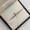 Dije letra V Oro amarillo 18k 0,6 Gr / 4,45 mm / 1,3 Cm