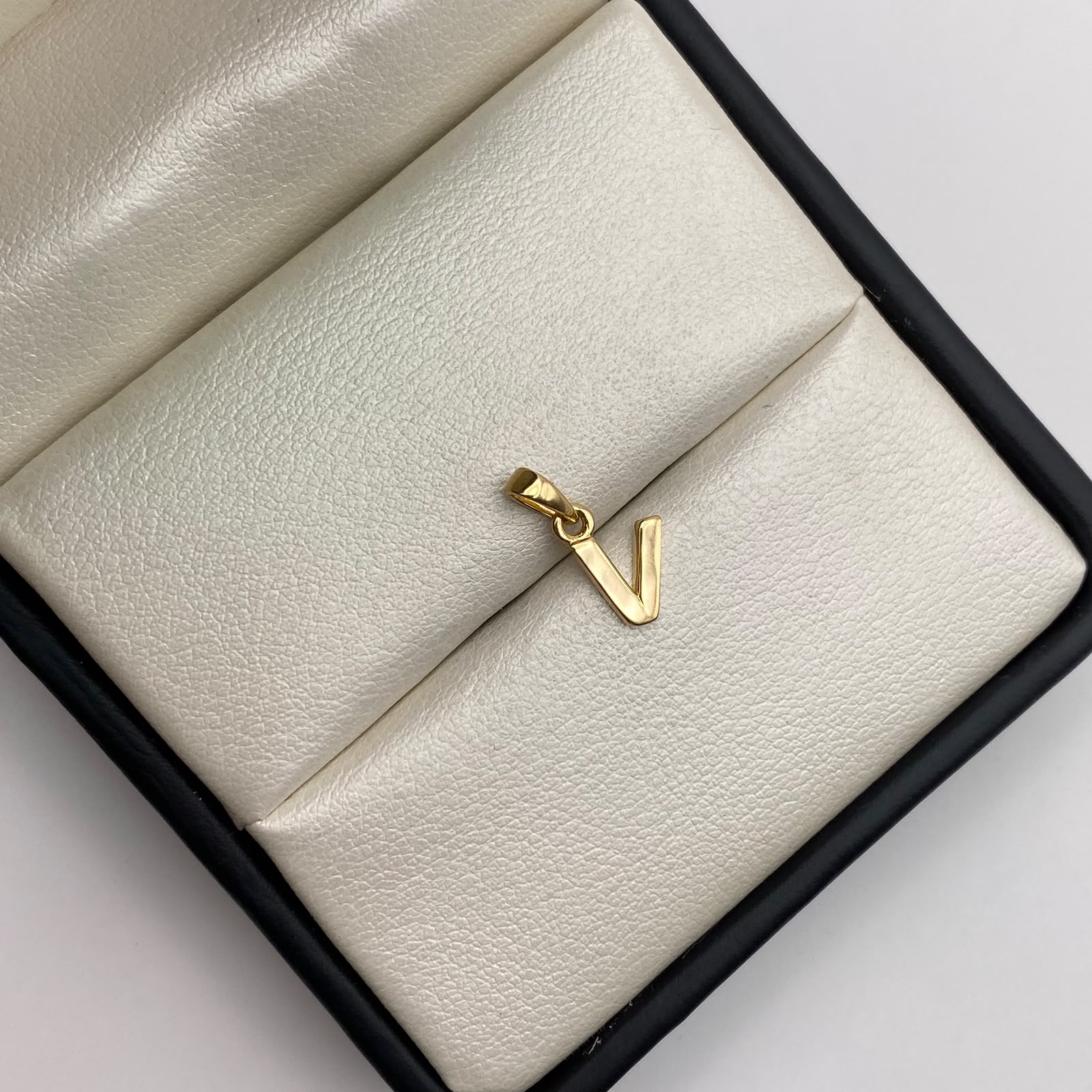 Dije letra V Oro amarillo 18k 0,6 Gr / 4,45 mm / 1,3 Cm