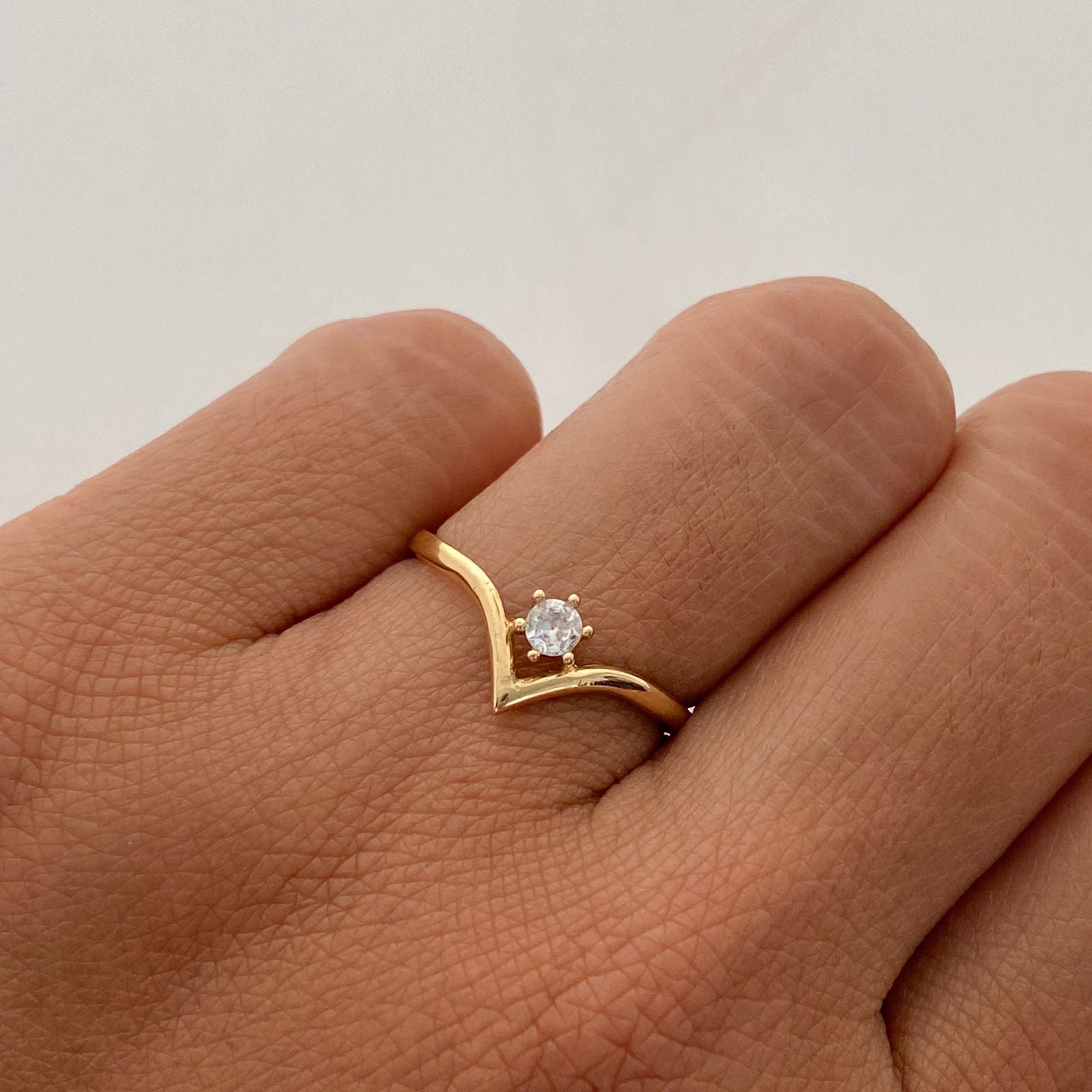 Anillo Solitario Oro amarillo 18k / Talla 6 1/2 / 1,6 Gr / 1,7 mm