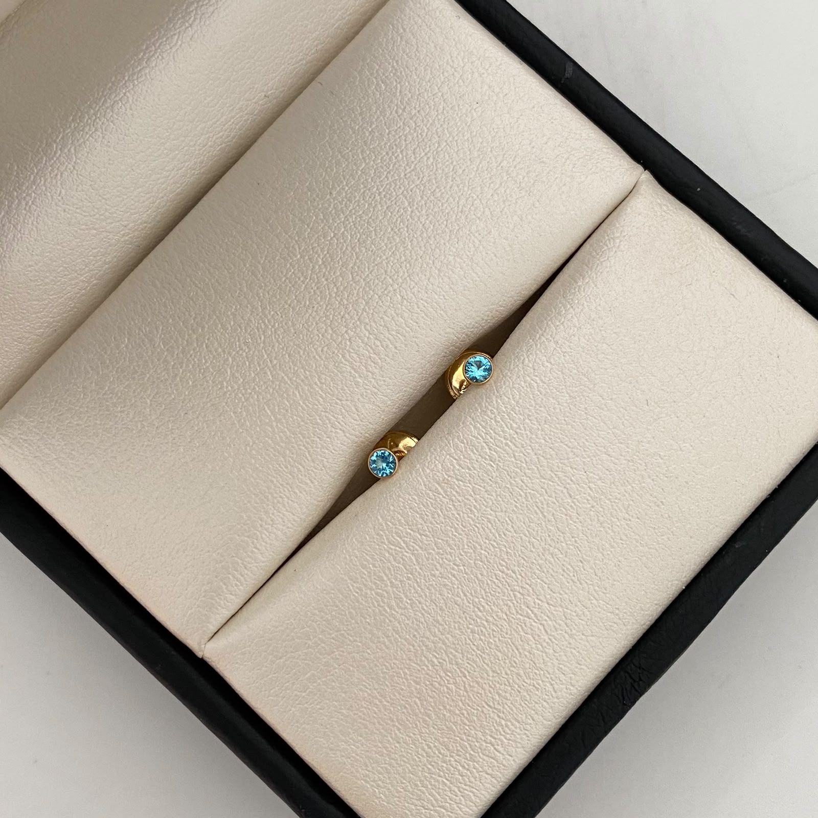 Topos Circon Azul Oro amarillo 18k 0,4 Gr / 3 mm