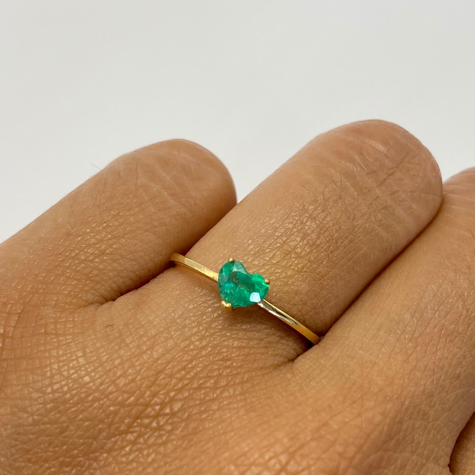 Anillo solitario corazon central esmeralda 0.35qt Oro amarillo / Talla 7 / 1,35 Gr
